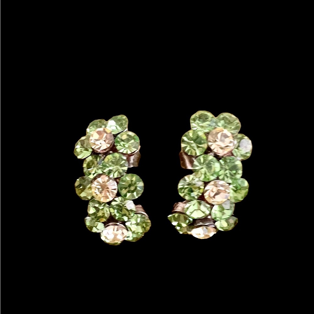 ESTATE SALE FIND- VINTAGE GREEN AND CLEAR CRYSTAL EARRINGS. TRIO FLORAL DESIGN.